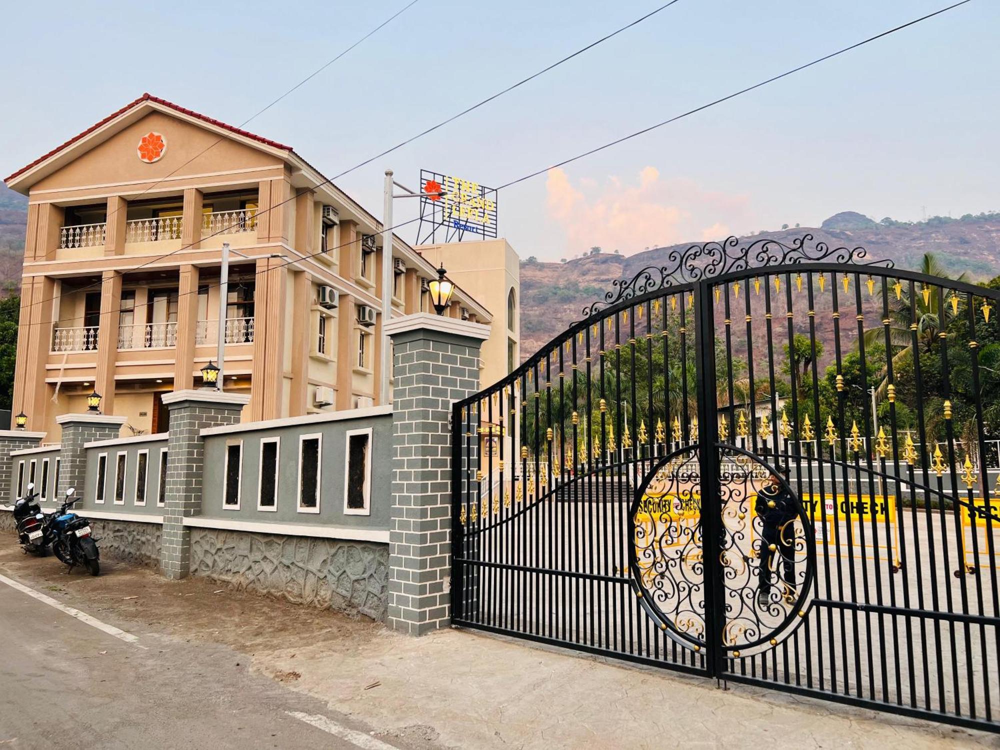 The Grand Leela Resort Khopoli Bagian luar foto