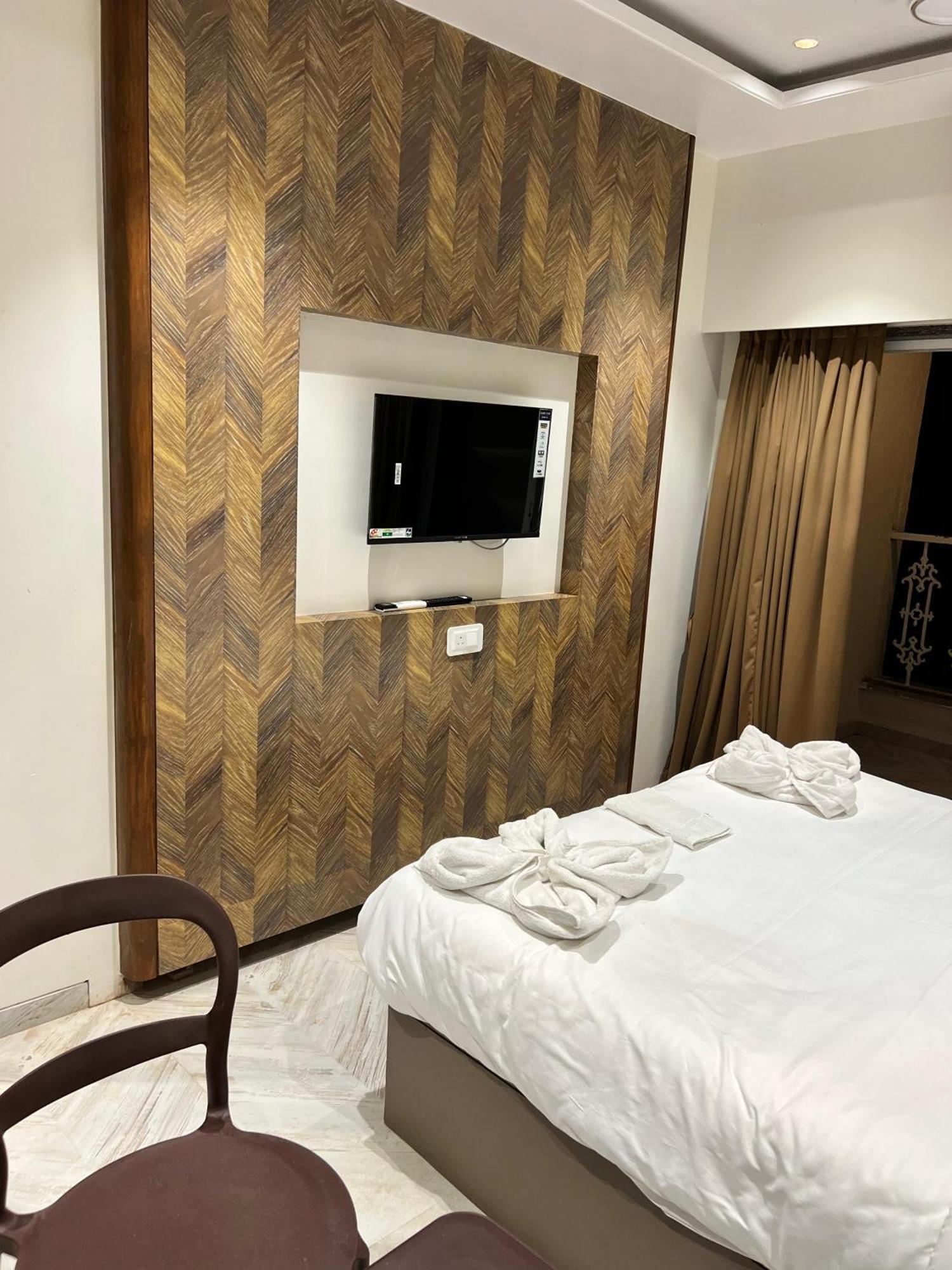 The Grand Leela Resort Khopoli Bagian luar foto