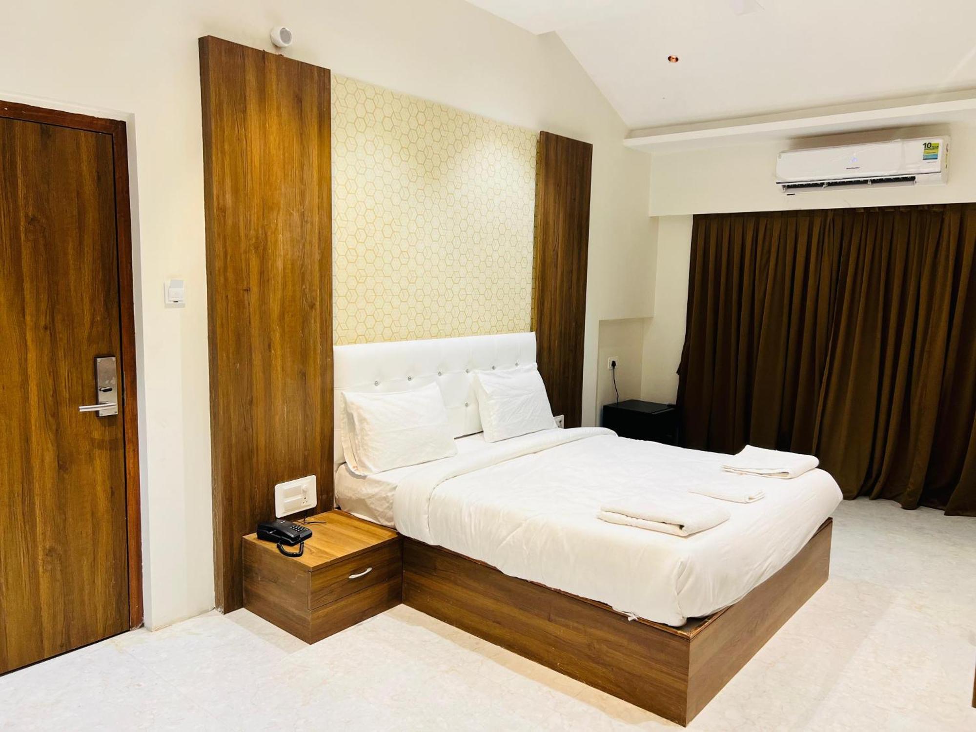 The Grand Leela Resort Khopoli Bagian luar foto
