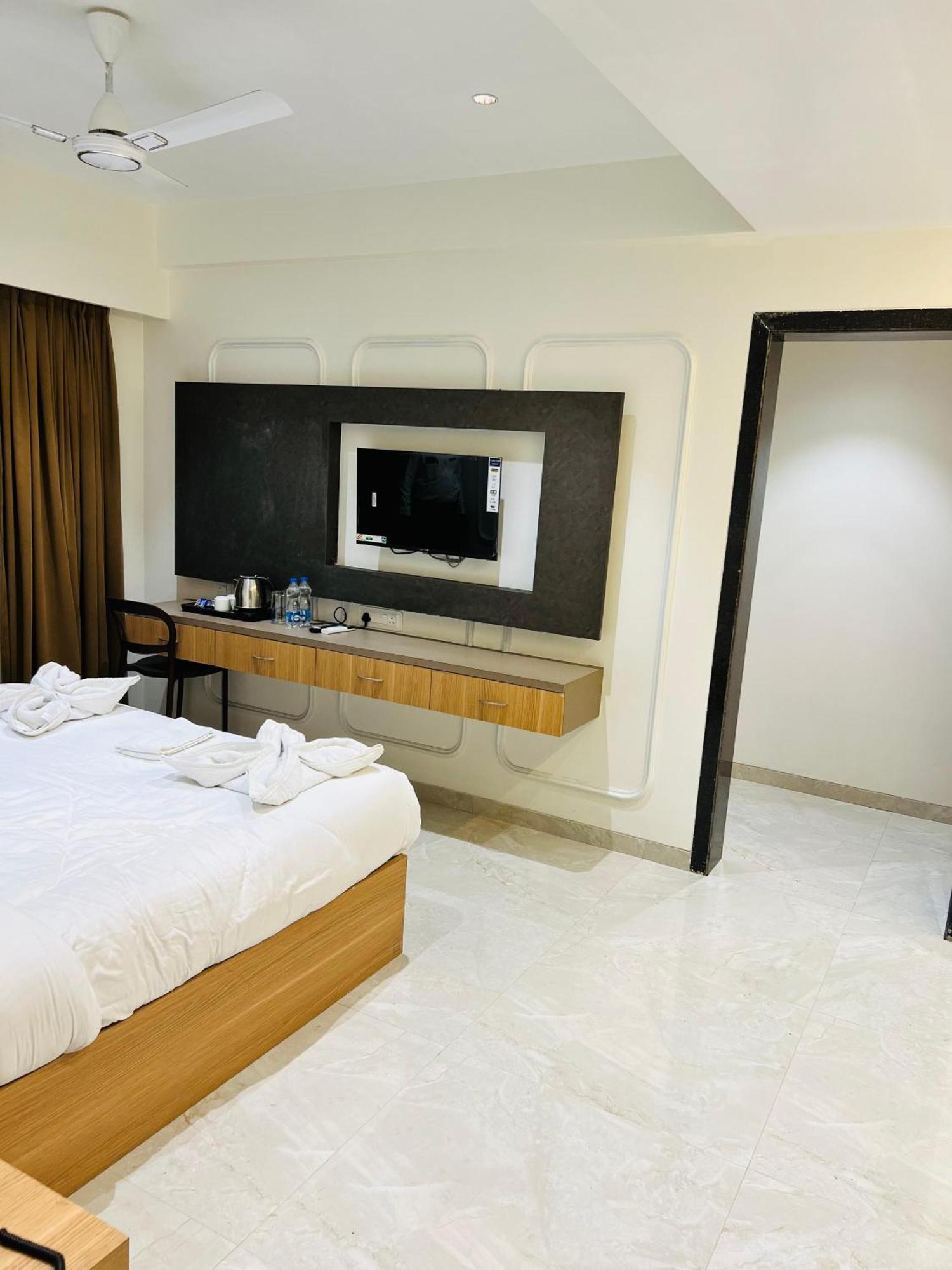 The Grand Leela Resort Khopoli Bagian luar foto