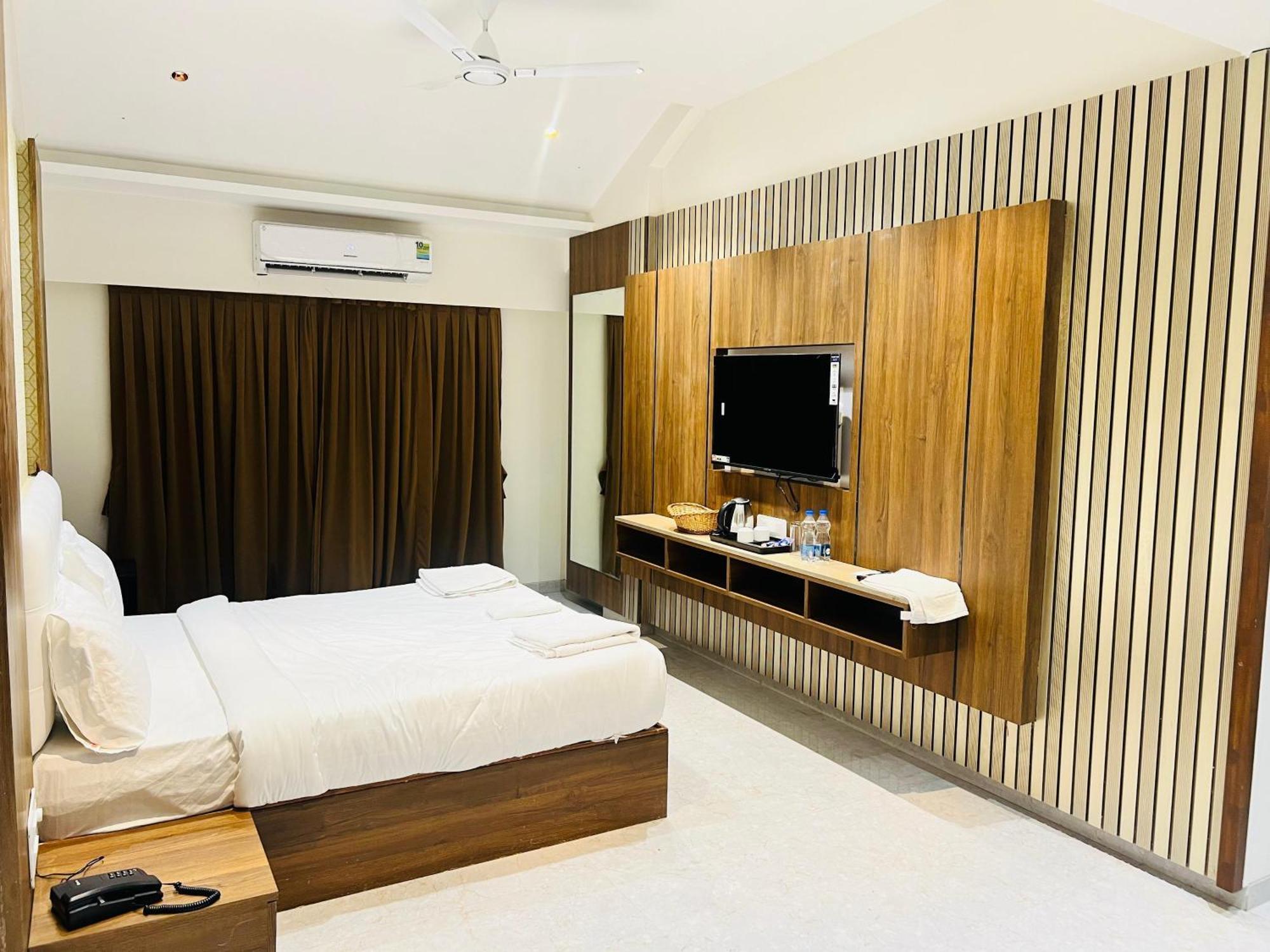 The Grand Leela Resort Khopoli Bagian luar foto