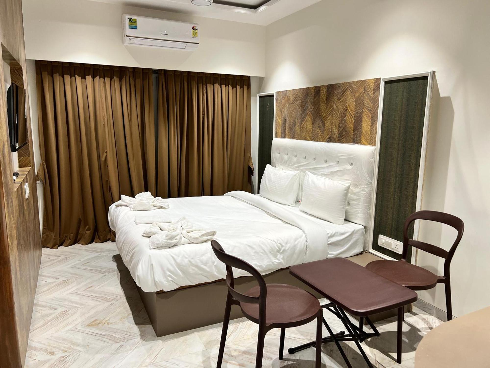 The Grand Leela Resort Khopoli Bagian luar foto