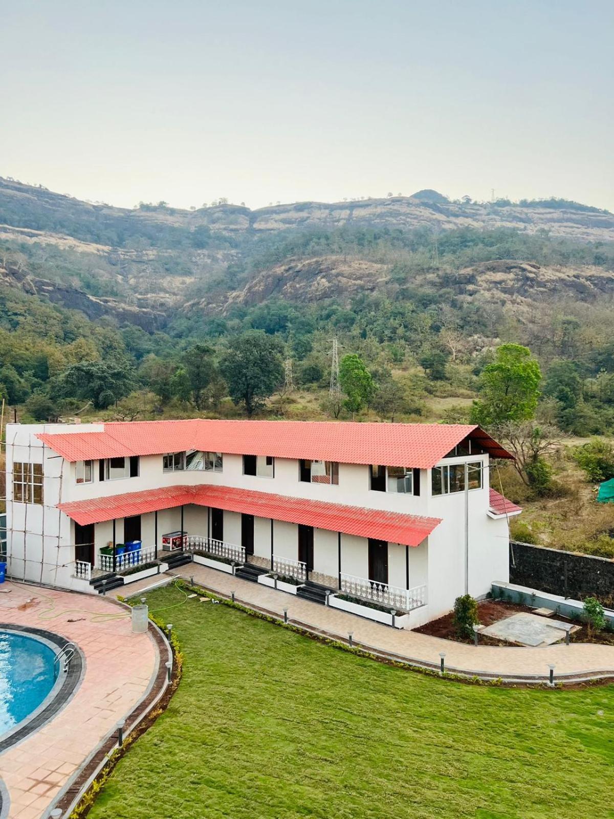 The Grand Leela Resort Khopoli Bagian luar foto
